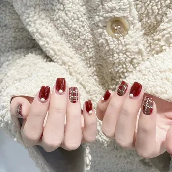 24шт Ретро Красные накладные ногти с жемчугом Короткие французские накладные ногти для леди Осень Зима Носимый Маникюр DIY Акриловые типсы для ногтей