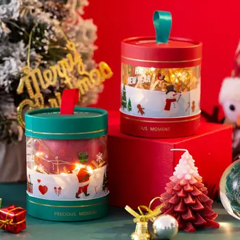 Коробка имеет прозрачный дизайн, который четко отображает рождественские украшения внутри, повышая ее эстетичность