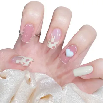 Накладные ногти с рисунком в виде сердца во французском розово-белом стиле для профессионального маникюрного салона